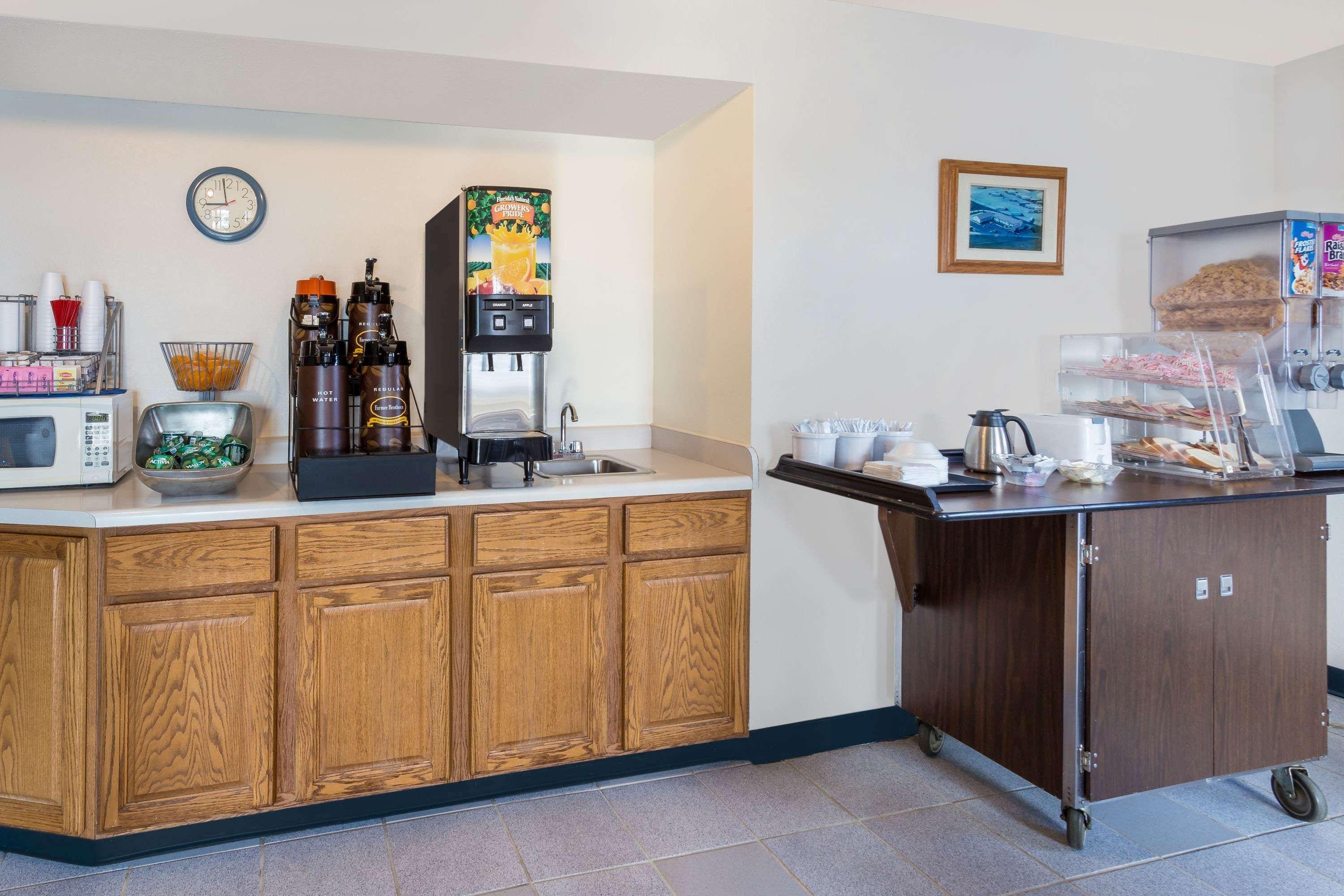 Super 8 By Wyndham Hebron Lowell Area Buitenkant foto