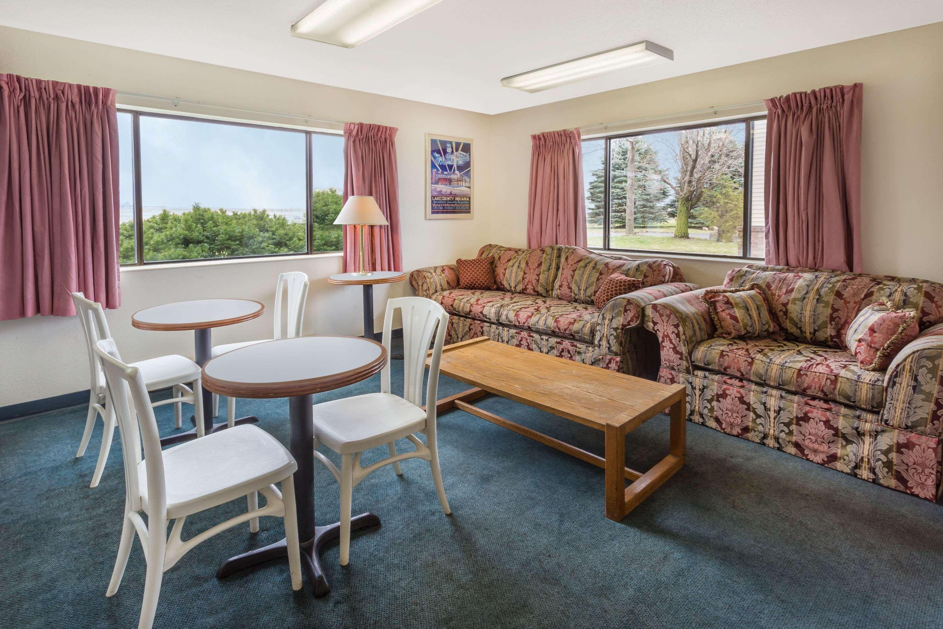 Super 8 By Wyndham Hebron Lowell Area Buitenkant foto
