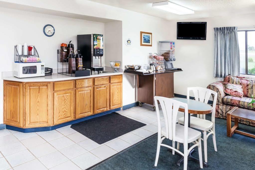 Super 8 By Wyndham Hebron Lowell Area Buitenkant foto