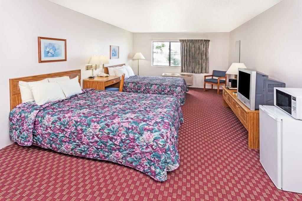 Super 8 By Wyndham Hebron Lowell Area Buitenkant foto